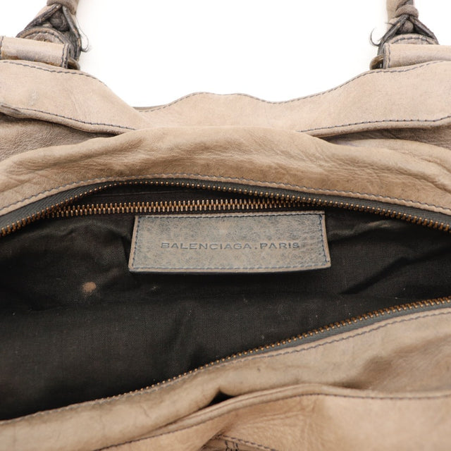 Détail des lanières latérales Balenciaga Brief taupe — AMANA Vintage