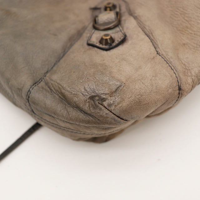 Détail du cuir d'agneau froissé Balenciaga Brief taupe — AMANA Vintage