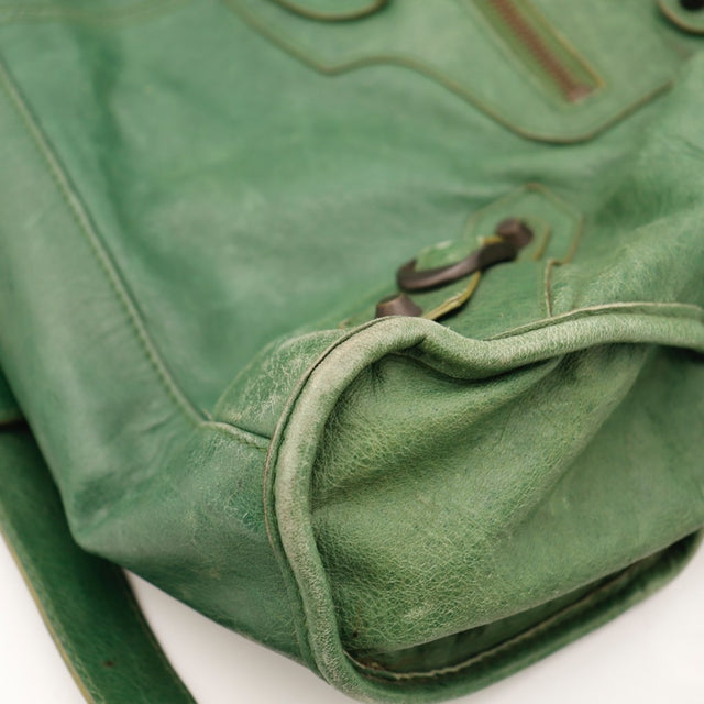Détail des franges en cuir Balenciaga Part-Time vert occasion authentique — AMANA Vintage