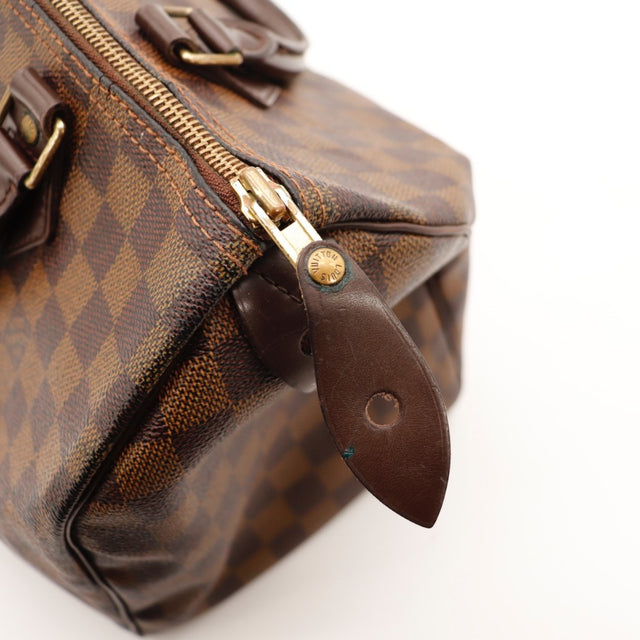 Détail des coins inférieurs Louis Vuitton Speedy 30 toile Damier Ébène occasion authentique — AMANA Vintage