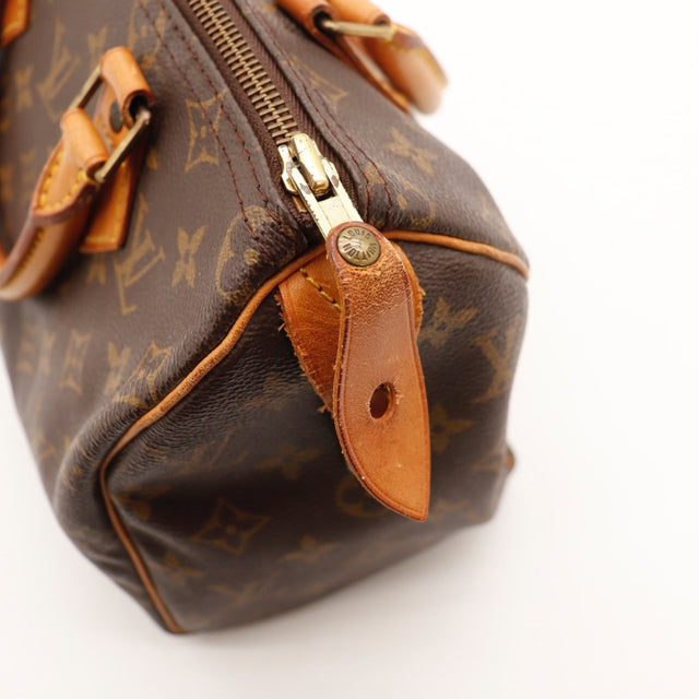 Détail des pattes d'attache Louis Vuitton Speedy 25 cuir vachette occasion authentique — AMANA Vintage
