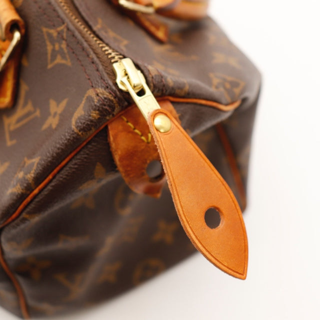 Détail des coins inférieurs Louis Vuitton Speedy 25 Toile Monogramme occasion authentique — AMANA Vintage