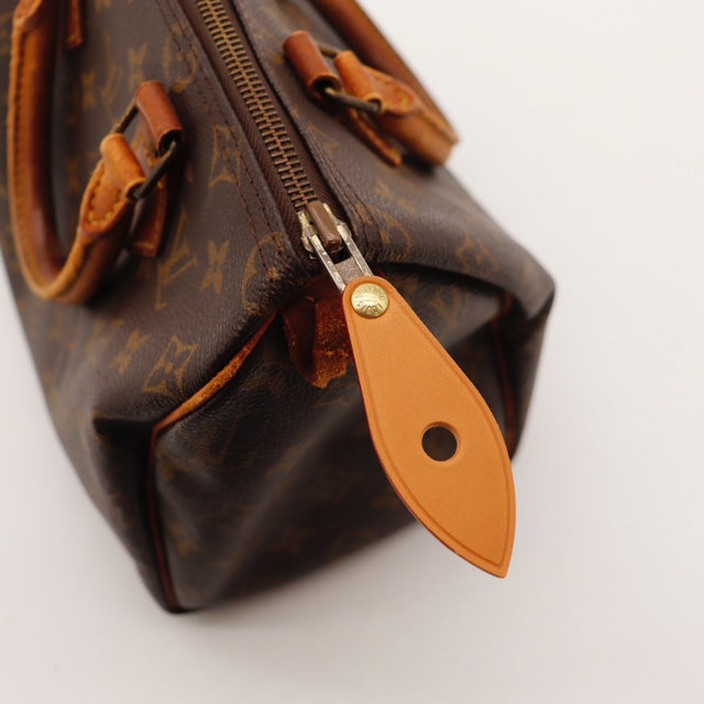 Détail des coins inférieurs Louis Vuitton Speedy 25 Toile Monogramme occasion authentique — AMANA Vintage
