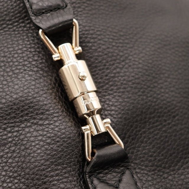 Détail gros plan fermoir piston signature Gucci gravé argenté — AMANA Vintage