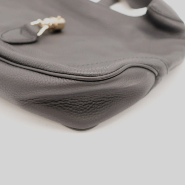 Détail coin Gucci New Jackie noir vue rapprochée cuir grené — AMANA Vintage