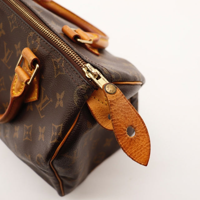 Détail des coins inférieurs Louis Vuitton Speedy 25 Toile Monogramme occasion authentique — AMANA Vintage
