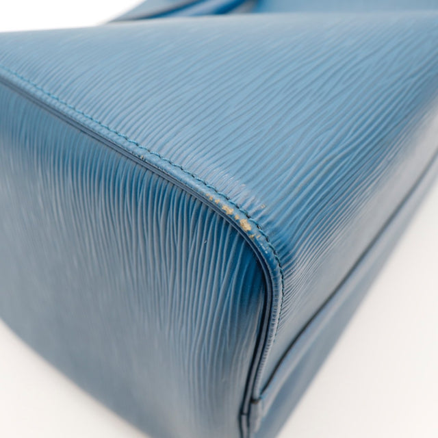 Détail du logo embossé Louis Vuitton Speedy 35 cuir Épi bleu occasion authentique — AMANA Vintage