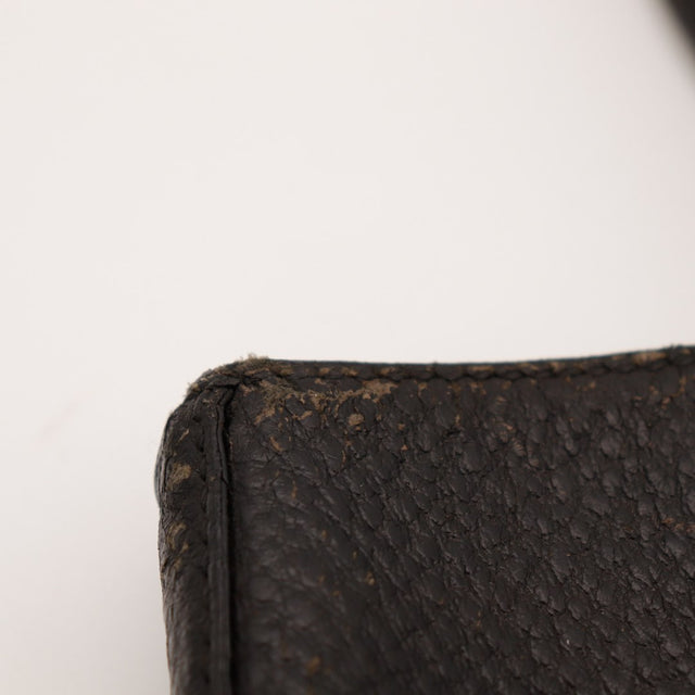 Pormenor do canto superior desgaste da pele da Tote Gucci Horsebit preta — AMANA Vintage