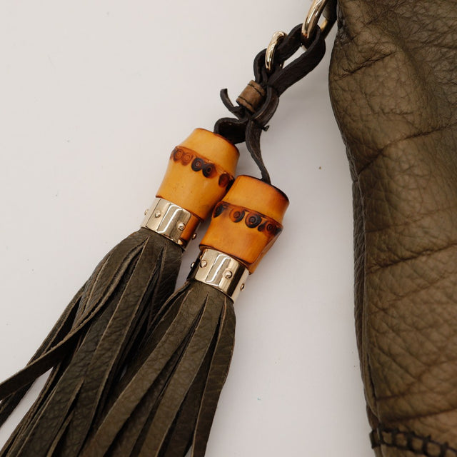 Détail glands bambou et pompons cuir kaki Gucci New Jackie — AMANA Vintage