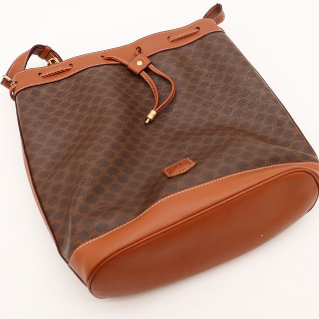 Détail de la bandoulière réglable Céline Seau Macadam cuir cognac occasion authentique — AMANA Vintage