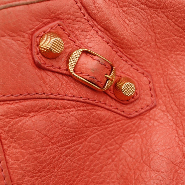 Détail des bordures inférieures Balenciaga City cuir d'agneau froissé corail occasion authentique — AMANA Vintage