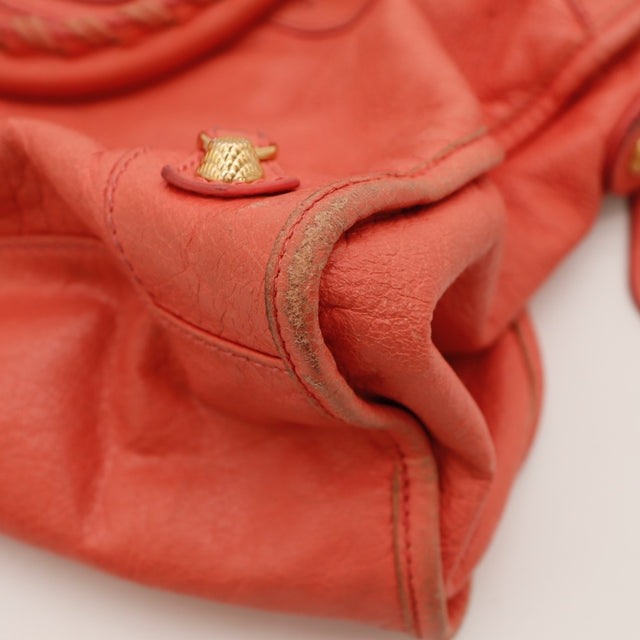 Détail du grain du cuir Balenciaga City corail occasion authentique — AMANA Vintage