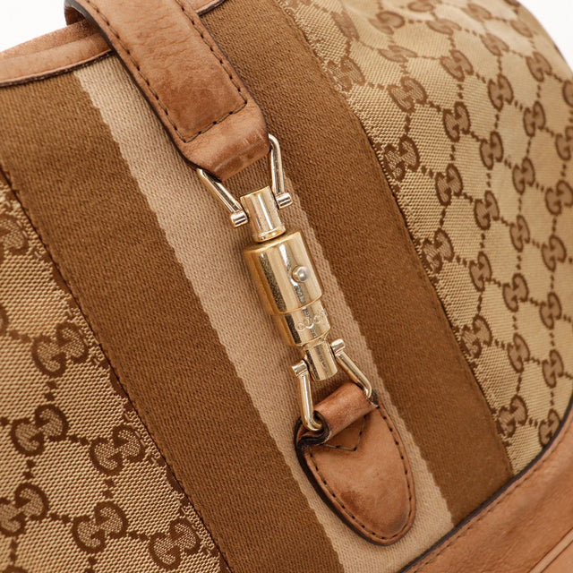 Detail fermoir piston Jackie Gucci dore canvas GG vintage — AMANA Vintage