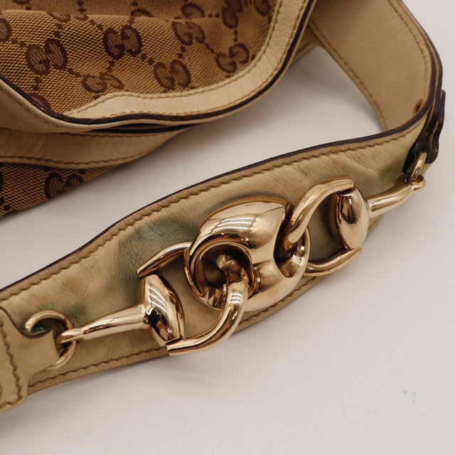 Détail de l'anse en cuir Gucci Hobo Horsebit beige occasion authentique — AMANA Vintage
