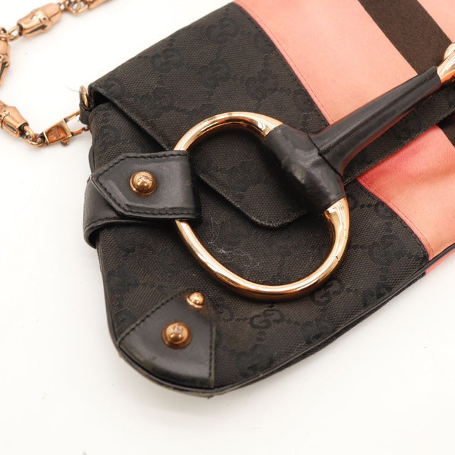 Détail du satin rose Gucci Pochette Horsebit toile monogrammée noire occasion authentique — AMANA Vintage