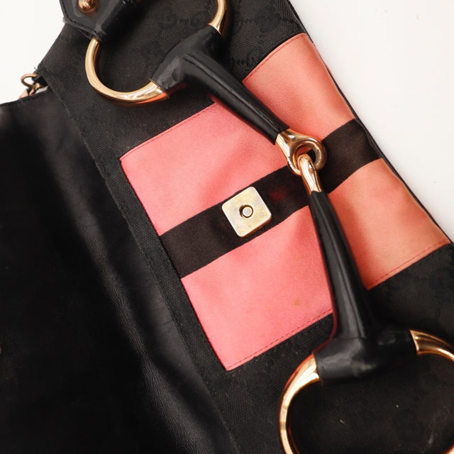 Détail du mousqueton Gucci Pochette Horsebit toile monogrammée noire occasion authentique — AMANA Vintage