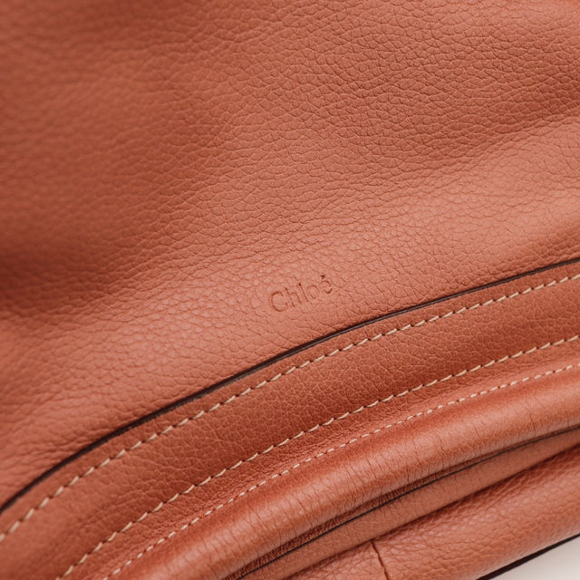 Détail du fermoir latéral Chloé Paraty Medium cuir grainé vieux rose occasion authentique — AMANA Vintage