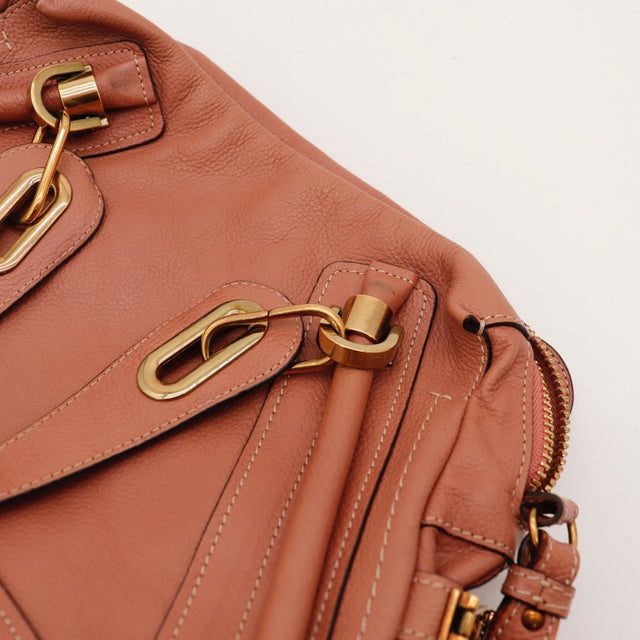 Détail du cuir grainé Chloé Paraty Medium vieux rose occasion authentique — AMANA Vintage