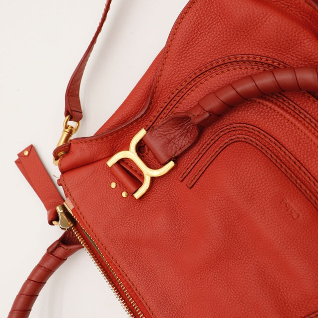 Détail de l'anse Chloé Marcie Small cuir de veau grainé rouge brique occasion authentique — AMANA Vintage
