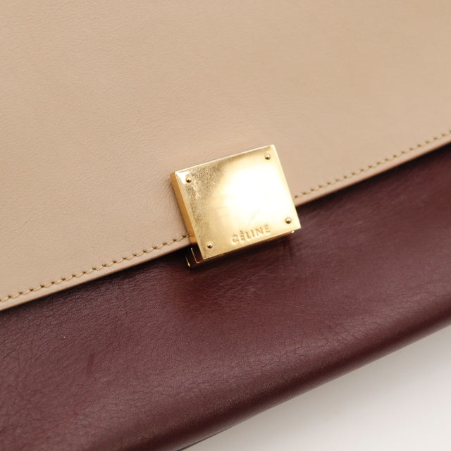 Détail du fermoir Céline Trapèze cuir beige occasion authentique — AMANA Vintage