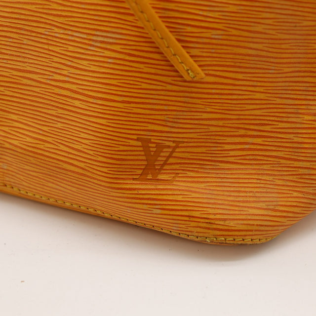 dettaglio dell’angolo inferiore Louis Vuitton Noe Epi giallo — AMANA Vintage
