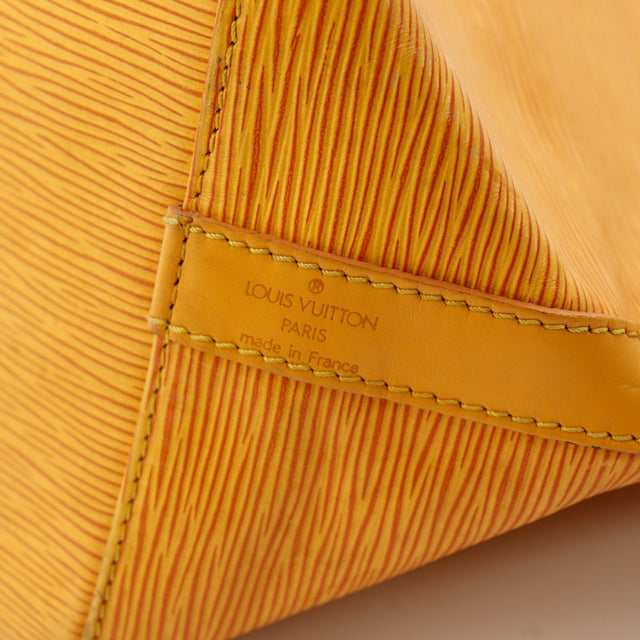 dettaglio bordo interno pelle Louis Vuitton Noe Epi giallo macchie turchese — AMANA Vintage
