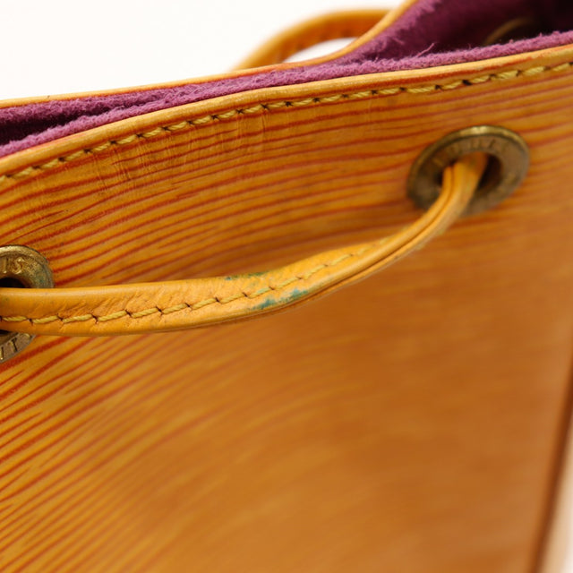 dettaglio interno bordo superiore Louis Vuitton Noe Epi giallo verderame occhielli — AMANA Vintage