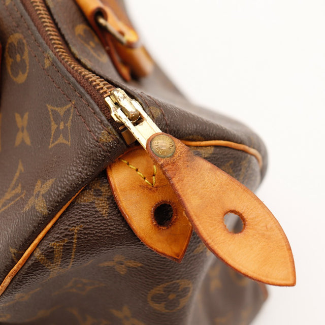 Detail ritstrekker en leer en ritsschuiver rits Louis Vuitton Speedy 30 slijtage zichtbaar — AMANA Vintage