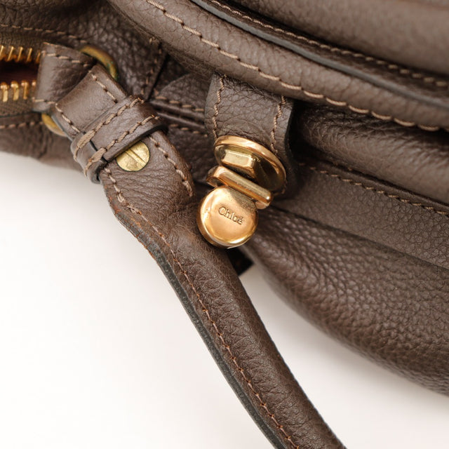 Détail attache dorée signée Chloé sur le Paraty cuir marron — AMANA Vintage