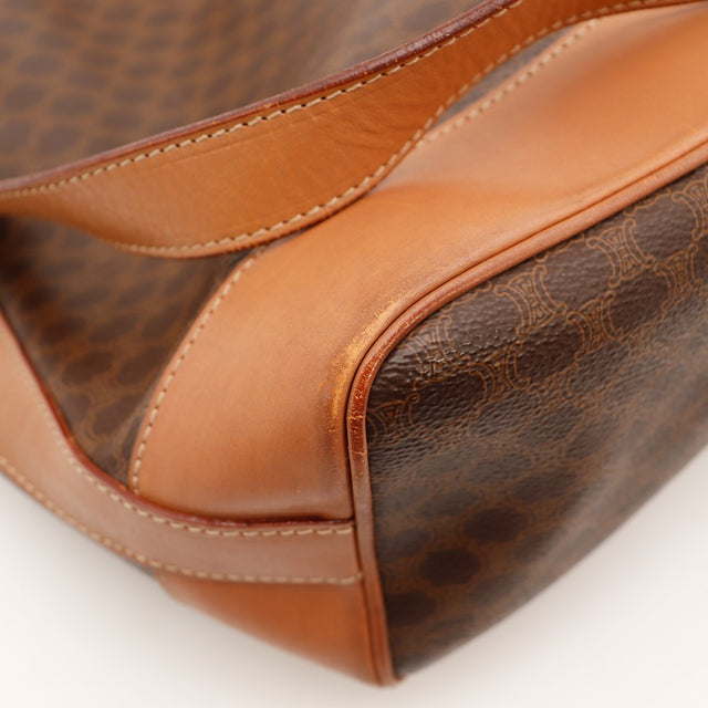 Détail coin inférieur cuir naturel sac seau Céline Macadam — AMANA Vintage