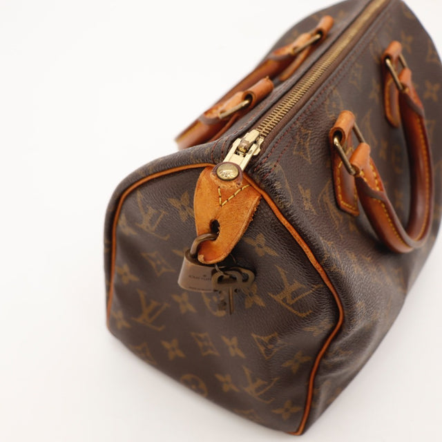 Détail des pattes latérales Louis Vuitton Speedy 25 Toile Monogramme occasion authentique — AMANA Vintage