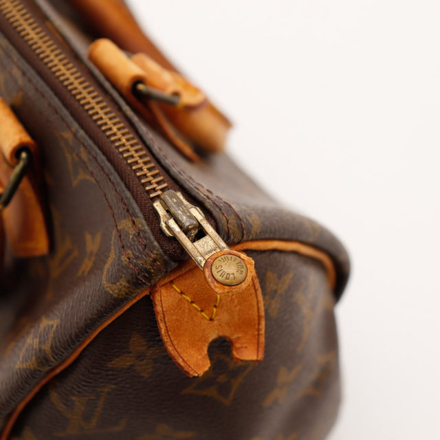 Detail lipje hangslot fissurée en rits Louis Vuitton Speedy 25 — AMANA Vintage