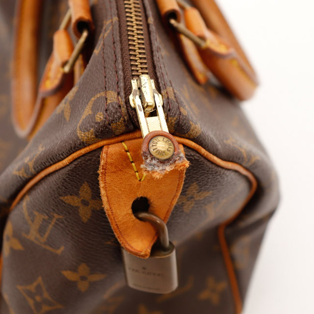 Detail lipje hangslot abîmée Louis Vuitton Speedy 30 — AMANA Vintage