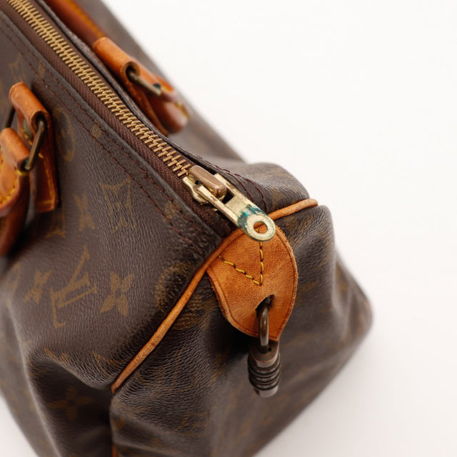 Detail rits en ring ritstrekker Louis Vuitton Speedy 30 vert-de-gris — AMANA Vintage