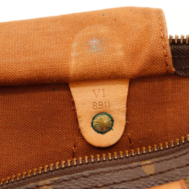 Detail datumcode VI 8911 en klinknagel vert-de-gris lipje hangslot Louis Vuitton Speedy 30 — AMANA Vintage