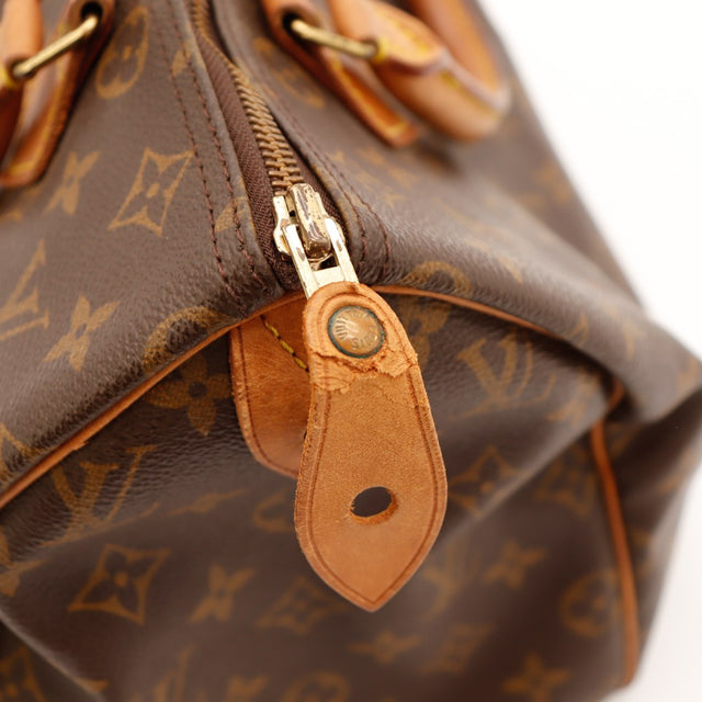 Detail lipje hangslot vachettaleer usée Louis Vuitton Speedy 30 — AMANA Vintage