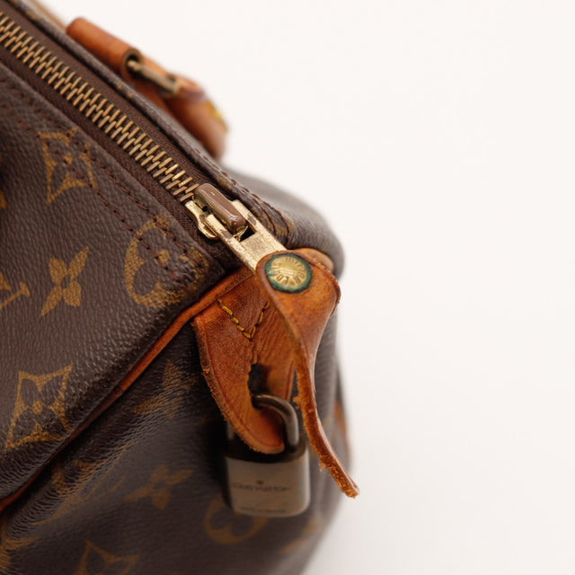 Detail hangslot en lipje usée Louis Vuitton Speedy 25 vert-de-gris — AMANA Vintage