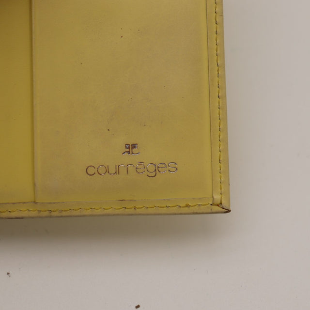 Pormenor do interior da carteira Courrèges inscrição Courrèges Paris — AMANA Vintage