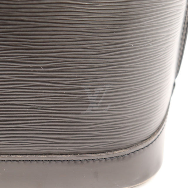 Détail griffure cuir Épi Louis Vuitton Alma PM noir — AMANA Vintage