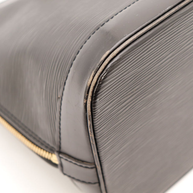 Détail coin inférieur frotté Louis Vuitton Alma PM Épi noir — AMANA Vintage
