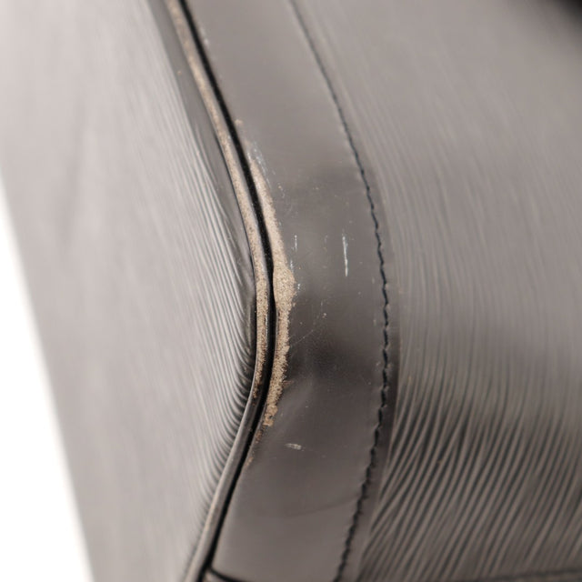 Détail coin usé vue rapprochée Louis Vuitton Alma PM Épi noir — AMANA Vintage