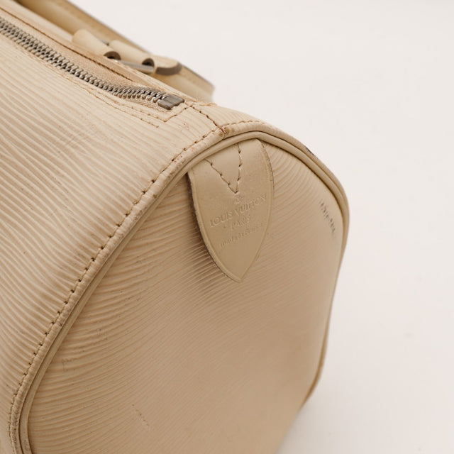 Detail lipje Louis Vuitton Speedy 30 Épi ivoire — AMANA Vintage