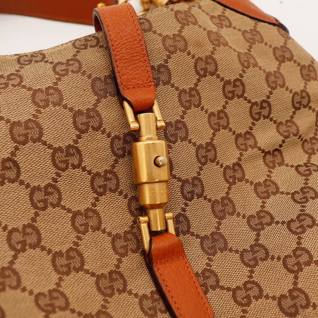 Détail fermoir piston bambou doré Gucci New Jackie toile monogramme — AMANA Vintage