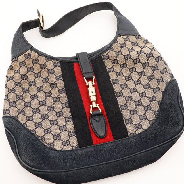 Détail fermoir piston doré bande Web Gucci New Jackie — AMANA Vintage