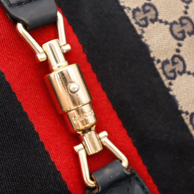 Détail close-up fermoir piston doré Gucci gravé New Jackie — AMANA Vintage