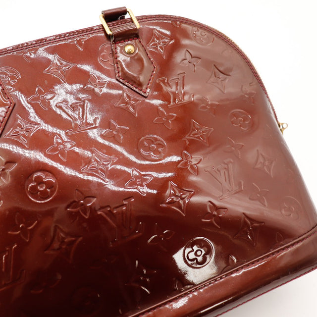 Détail vernis Amarante et monogramme embossé Louis Vuitton Alma PM — AMANA Vintage