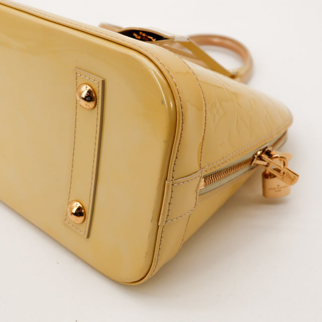 Vue coin lateral Louis Vuitton Alma MM Vernis kaki occasion — AMANA Vintage