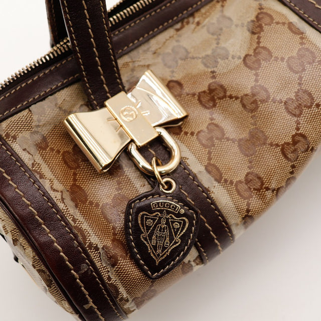 Détail fermoir doré et breloque Gucci Boston GG Crystal — AMANA Vintage