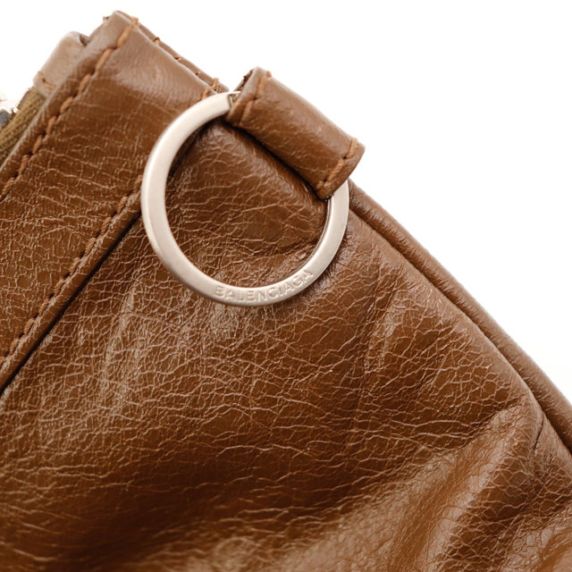 Détail anneau argenté Balenciaga Paris pochette cuir marron — AMANA Vintage