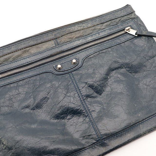Detail coin inférieur usé Pochette Clutch Balenciaga bleu nuit — AMANA Vintage